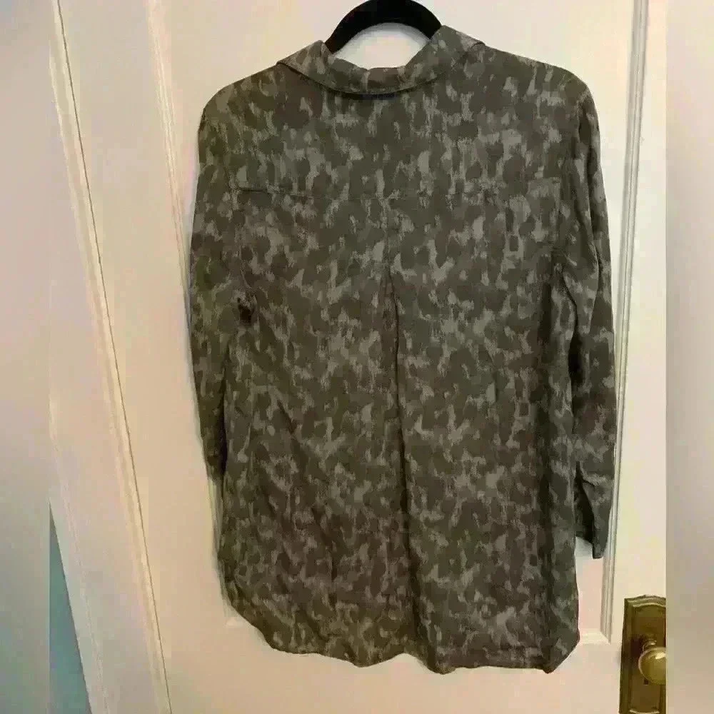 Cloth & Stone Button down Shirt Grey Animal Print Abstract Womens Size Medium - Picture 8 of 8